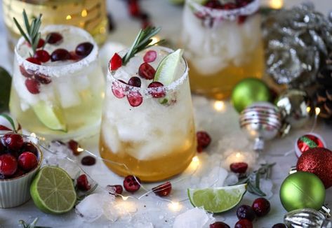 This christmas margarita (or mistletoe margarita!) is the perfect cocktail to serve around the holidays and super festive with cranberry juice and orange! Mistletoe Margaritas, Easy Holiday Drinks, Christmas Margarita, Margarita Punch, Christmas Cocktails Easy, Cranberry Margarita, White Cranberry Juice, Whiskey Cocktail, Holiday Punch