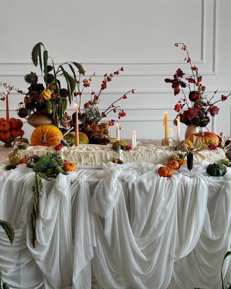 knock knock! open your hearts for our autumn table with the longest cake you’ve seen on Instagram today November Wedding Table Decor, Event Design Ideas, Diner Table, Bridal Bachelorette Party, 1 Cake, Autumn Table, Moody Wedding, Table Set Up, Event Inspiration