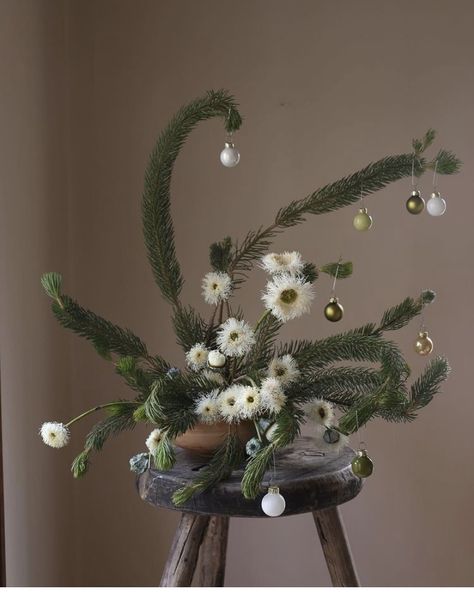 Sogetsu Ikebana, Whoville Christmas, Christmas Bouquet, Christmas Flower Arrangements, Christmas Floral Arrangements, Holiday Floral, Keep Alive, Christmas Inspo, Christmas Charms