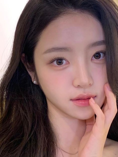 natural Korean makeup look Korean Eyeliner, Korean Makeup Look, Perfect Eyeliner, Ulzzang Makeup, White Eyeliner, Makeup Girl, Korean Ulzzang, Makeup Game, Eyeliner Looks