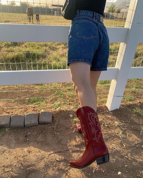 Cowboy Boots Aesthetic, Mode Coachella, Debut Taylor, Swift Taylor, Red Cowboy Boots, Album Aesthetic, Chica Cool, Looks Country, Yee Haw