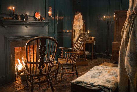 Colonial House Interior Design, Colonial Aesthetic, Colonial House Interior, Outlander Style, Dream House Aesthetic, Outlander Season 4, Moody Decor, Victorian Aesthetic, House Color Schemes