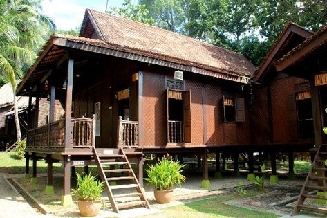 Malaysia Village House, Malay Traditional House, Malaysia Building, Homes On Stilts, Kampung House, Malay House, Khmer House, Kampung Melayu, Tropical Mural