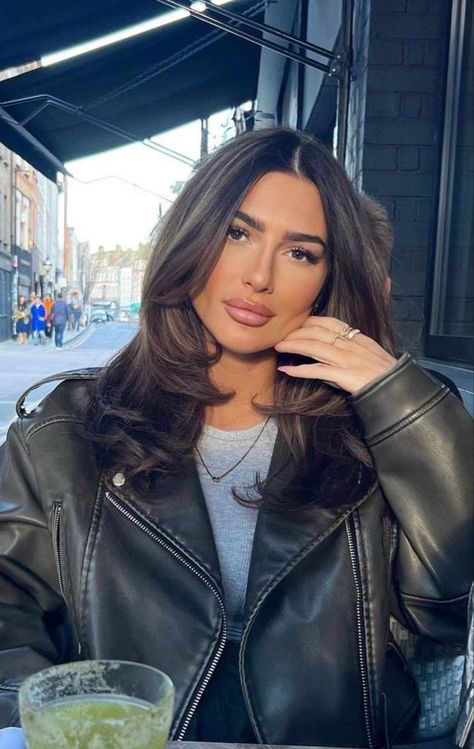 Platinový Blond, Bob Lung, Brunette Hair Cuts, Rambut Brunette, Kadeřnické Trendy, Brown Hair Looks, Layered Haircuts For Medium Hair, Brown Hair Inspo, Brunette Hair With Highlights