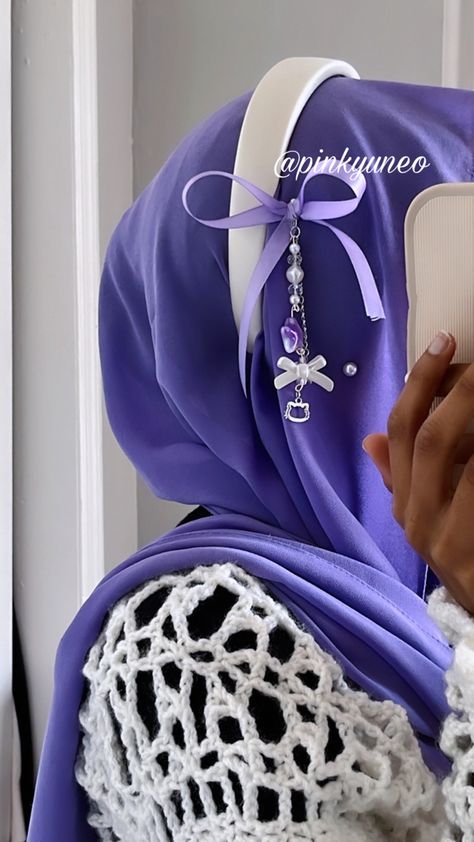 Bow Hijab Style, Hijab Decoration Ideas, Cute Hijab Accessories, Hijab Accessories Jewellery, Bow On Hijab, Hijab With Accessories, Hijabi Accessories, Hijab Ribbon, Coquette Hijab