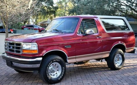 This 1994 Ford Bronco is a low-mileage Eddie Bauer edition that's been kept in exceedingly nice condition, and the bidding reflects the increasingly high prices collectors are willing to pay for time-warp specimens. #Ford 1994 Ford Bronco, Ford Bronco 1996, 90s Cars, 1995 Ford Bronco, Ford Suv, Ford Broncos, Two Tone Paint, Cargo Cover, Spare Tire Covers