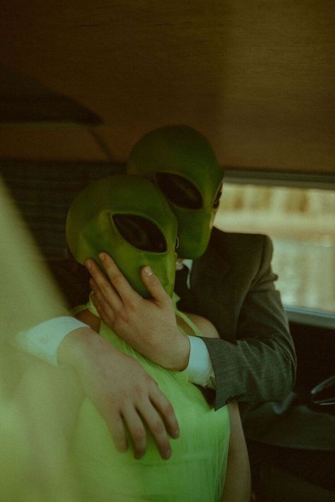 Aesthetic Dark Green, Weird Photography, Alien Aesthetic, Arte Alien, Dark Green Aesthetic, Fantasy Photography, Halloween Photoshoot, Alien Art, Aesthetic Dark