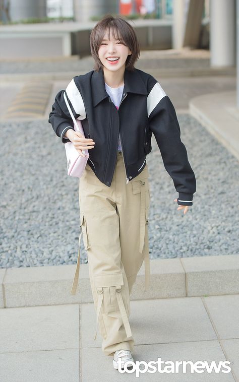 230327 wendy on youngstreet Wendy Outfit, Red Velvet Outfit, Boyish Outfits, Thai Fashion, Korean Short Hair, Wendy Red Velvet, Beauty Photos, Street Outfit, Airport Style