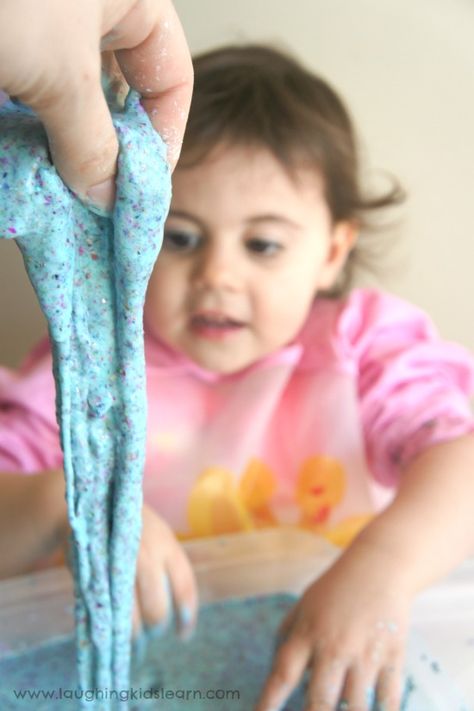 making and playing with oobleck goo with kids Using Chia Seeds, Infant Sensory, Edible Slime Recipe, Fun Slime, Cool Slime Recipes, Edible Slime, Slime Recipes, Sensory Board, Messy Play