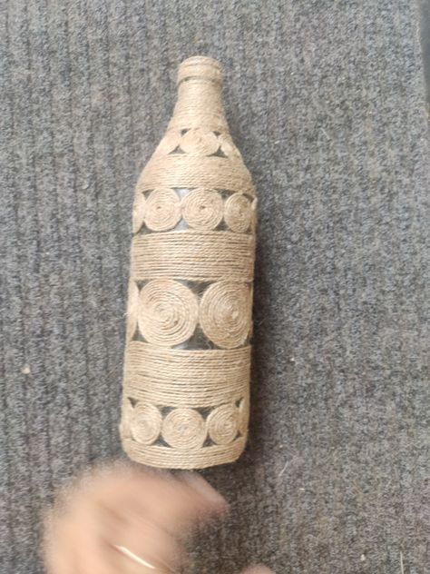 Jute Bottle Decoration, Twine Wine Bottles, Bottle Art Ideas, Twine Diy, Cords Crafts, Gold Wallpaper Background, Student Christmas Gifts, Preschool Christmas Crafts, Diy Glass Bottle Crafts