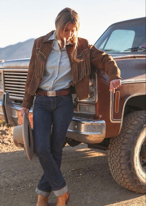 Cowboy Outfits For Women Cowgirls, Modern Cowgirl Outfits, Texas Cowgirl, Country Outfits Women, Farmer Outfit, Cowgirl Style Outfits, Modern Cowgirl, Tooled Leather Belts, Dressy Casual Outfits