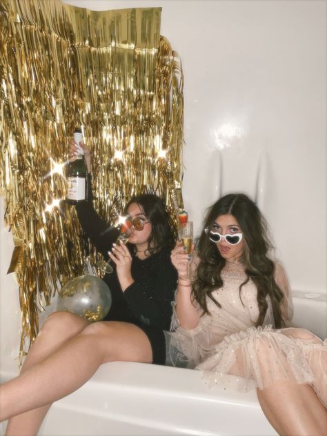 New Years Pictures Aesthetic, New Years Eve Party Pictures, New Year Pictures Instagram, New Years Best Friend Pictures, New Years Party Photoshoot, New Year’s Eve Pictures With Friends, Nye Photoshoot Friends, Nye Friends Pictures, Photoshoot Ideas New Years