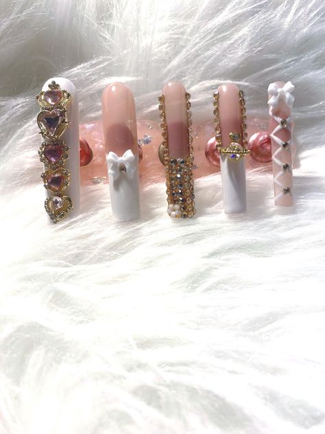 XXXL white and gold bling nails All White Acrylic Nails, Gold Bling Nails, Junk Nail Designs, Nail Designs White, Ongles Bling Bling, Junk Nails, Ombre Acrylic Nails, White Acrylic Nails, Acrylic Nails Coffin Pink