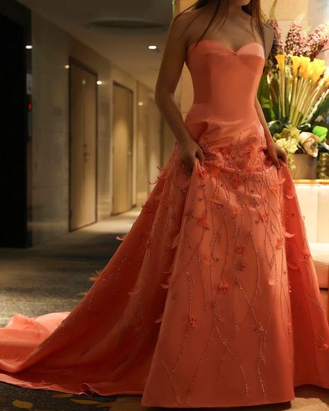 Made with high-quality feathers, this coral pink dress features stunning 3D flowers and a sweetheart neckline Pink Evening Dresses, Floral Evening Gown, Yellow Evening Dresses, Pink Evening Gowns, Grey Evening Dresses, Champagne Evening Dress, Gold Evening Dresses, Green Evening Dress, Pink Evening Dress