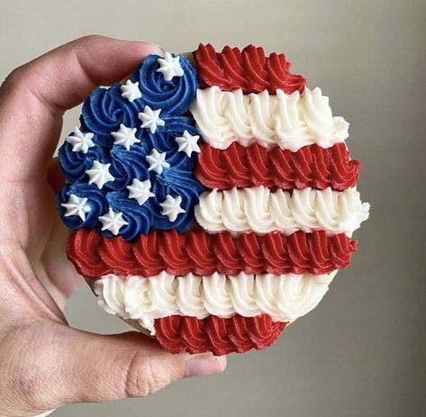 Patriotic Cupcakes, Patriotic Cookies, Fourth Of July Cakes, Buttercream Decorating, Patriotic Desserts, 4th Of July Cake, Cupcake Cake Designs, 4th Of July Desserts, Fourth Of July Food