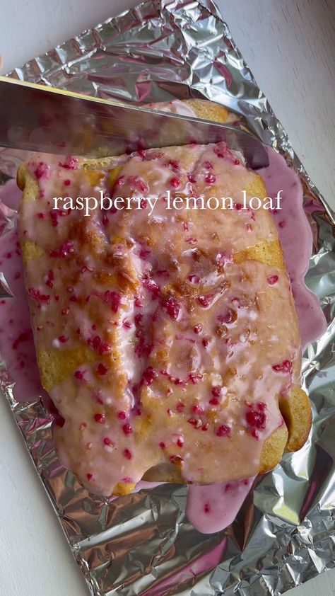 Raspberry Lemon Loaf, Sommer Mad, Lemon Loaf, Tasty Baking, Fun Baking Recipes, Easy Baking Recipes, Interesting Food Recipes, Pretty Food, Yummy Food Dessert