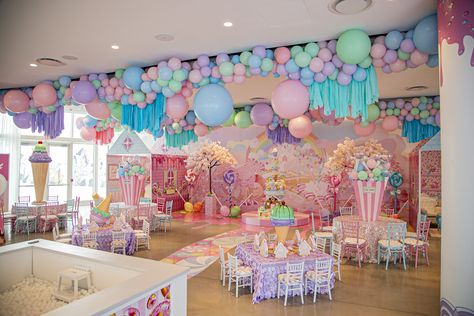 Candyshop Party, Candyland Birthday Party Decorations, Candyland Party Theme, Candyland Birthday Party, Candy Theme Birthday Party, Candy Themed Party, Candy Land Birthday Party, 1st Birthday Girl Decorations, Candy Birthday Party