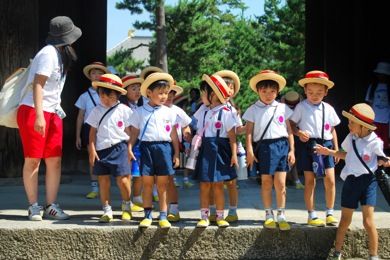 Japan With Kids, Kids Graphic Design, Japanese Uniform, Japanese Kids, Fun Educational Activities, Kids Uniforms, Japanese People, Japanese School, Tokyo Japan