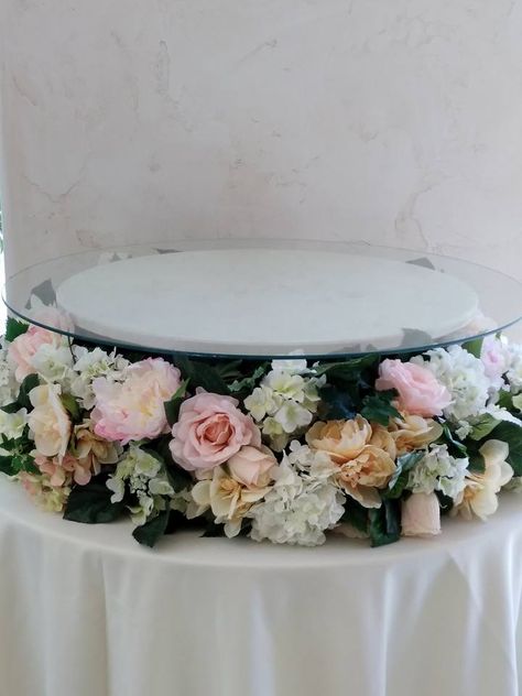 Cake Florals, Sweet 16 Winter, Wedding Business Ideas, Red Quince, Table Garland, Wedding Bubbles, Wedding Cake Table, Centerpieces Wedding, Flower Centerpieces Wedding