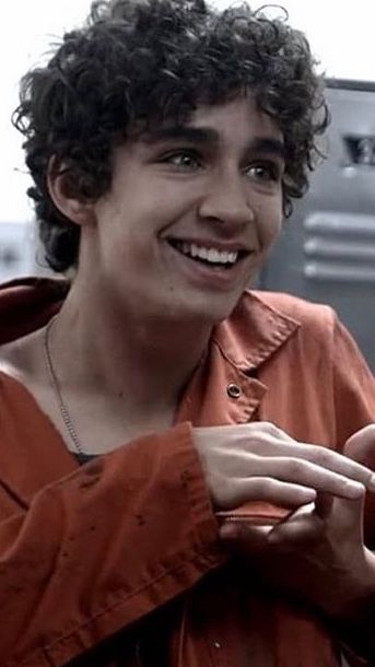 Misfits Nathan And Simon, Nathan Young Misfits, Young Robert Sheehan, Robert Sheehan Misfits, Nathan Misfits, Rob Sheehan, Misfits Tv Show, Misfits Nathan, Supreme Iphone Wallpaper