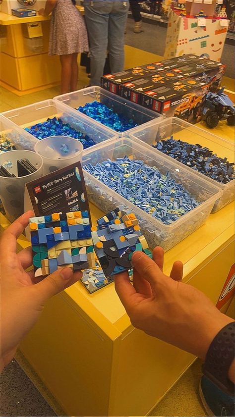 Lego Store Aesthetic, Lego Dates Aesthetic, Lego Date, Lego Therapy, Best Lego Sets, Lego Lovers, Date Idea, Facebook Layout, Lego Store