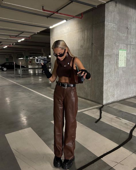 Dominic Fike Concert Outfit, Leather Pants Outfit Night Going Out, Leather Pants Outfit Going Out, Brown Leather Pants Outfit, Leather Pants Outfit Night, How To Style Leather Pants, Style Leather Pants, Nighttime Outfits, Sofia Coelho