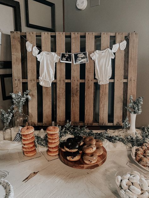 Boho Gender Reveal Party, Boho Gender Reveal, Diy Baby Shower Ideas, Décoration Baby Shower, Baby Shower Ideas For Boys, Baby Shower Decorations Neutral, Cow Baby Showers, Country Baby Shower, Farm Baby Shower