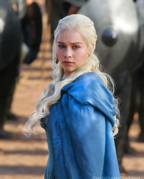 Emilia Clarke Daenerys, Emilia Clarke Pics, Daenerys Targaryen Dress, The Jeffersons, Fun Icebreaker Games, Summer Outdoor Games, Emilia Clarke Daenerys Targaryen, The Mother Of Dragons, Game Of Thrones Cast