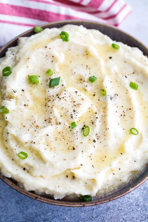 Instant Pot Mashed Potatoes- these pressure cooker potatoes are SO EASY to make. They're the fluffiest and creamiest side dish to go with any meal! #instantpot #pressurecooker #potatoes Southern Mashed Potatoes, Idaho Recipes, Easy Broccoli Casserole, Pressure Cooker Potatoes, Mashed Potato Recipe, Cream Cheese Potatoes, A Southern Soul, Buttery Mashed Potatoes, Best Mashed Potatoes