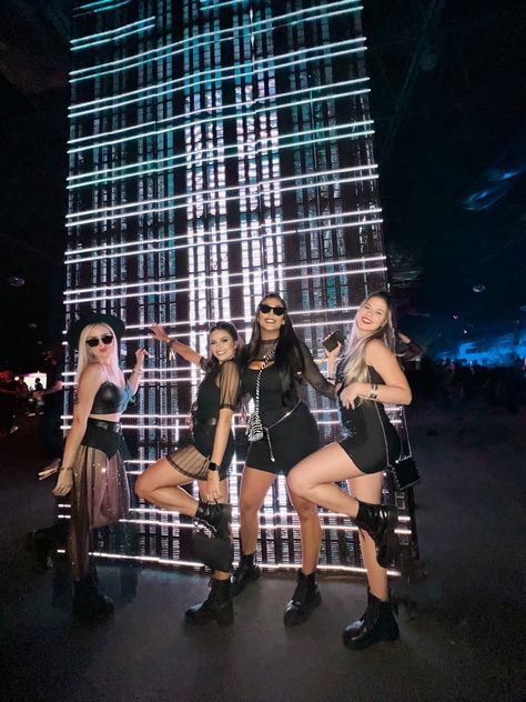 Inspiracao de look e foto para evento eletronico (DGHL) Look Techno, Raver Outfit, Outfit Techno, Raver Outfits, Techno Outfit, Look Festival, Festival Looks, Party Night, Track