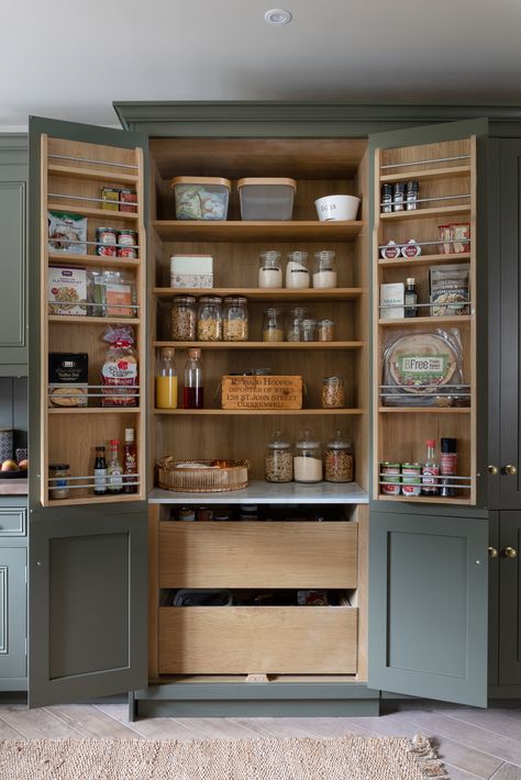 pantry storage inspiration Larder Organisation, Compact Pantry, Academia Kitchen, Dark Academia Kitchen, Kitchen Timeless, Kitchen Pantry Ideas, Nook Kitchen, Tiny Pantry, Earthy Kitchen