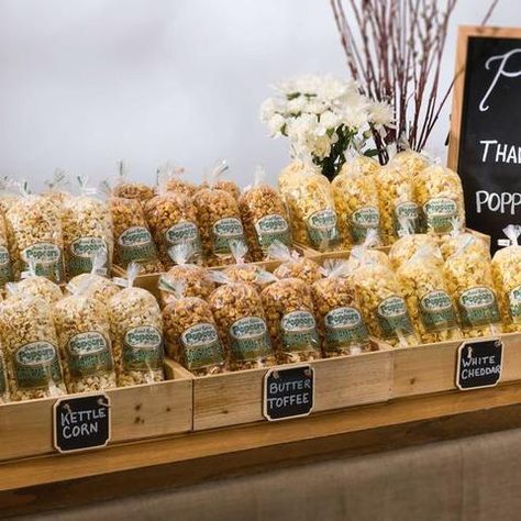 Popcorn Wedding Favors, Popcorn Wedding, Wedding Snacks, Popcorn Favors, Wedding Appetizers, Cheap Favors, Popcorn Bar, Boda Mexicana, Wedding Favors Cheap