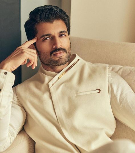 Vijay Devarakonda speaks about his marriage. Vijay Devarakonda who attained the image of a Rowdy Star enjoys immense craze across the country among fe... Vijay Devarakonda Hairstyle, Short Layered Curly Hair, Confident Body Language, Best Fashion Magazines, Top Movies To Watch, Vijay Deverakonda, Short Hair Up, Vijay Devarakonda, Beard Hairstyle