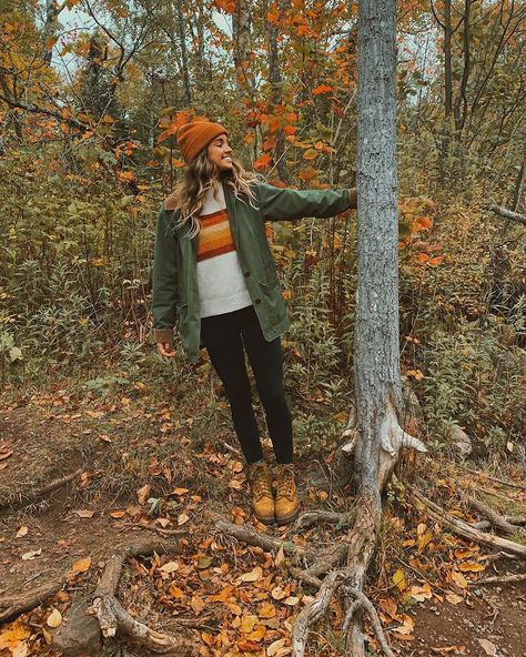 Earthcore Outfits Winter, Mountain Woman Style, Pnw Clothing Style, Granola Fits Winter, Earthcore Aesthetic Outfits, Pnw Style Woman, Montana Outfits Fall, Hiker Aesthetic Outfit, Pnw Aesthetic Fashion