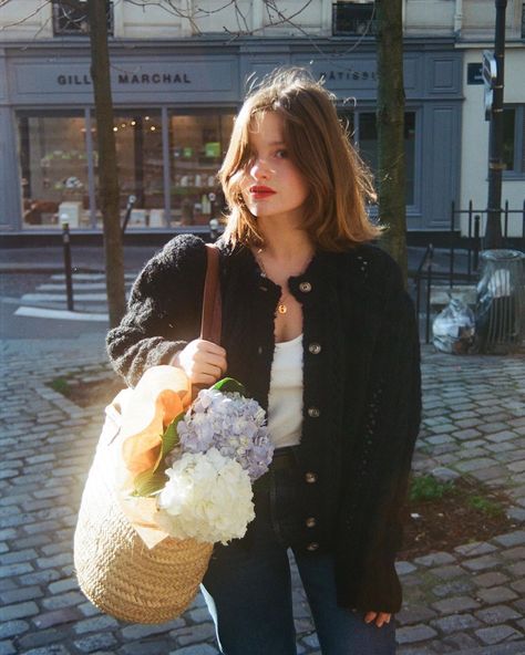 722 Likes, 12 Comments - Valentine Martin-Duchêne (@valmrtdu) on Instagram: “La belle @camilleyolaine 💐 le reste des photos sur @val_35mm 📷 . . . . .  #montmartre #parisienne…” Camille Yolaine, Casual Easter Outfit, Fashion Expression, Headband Bows, French Aesthetic, Stylish Aesthetic, French Girl Style, Aesthetic White, Hair Images