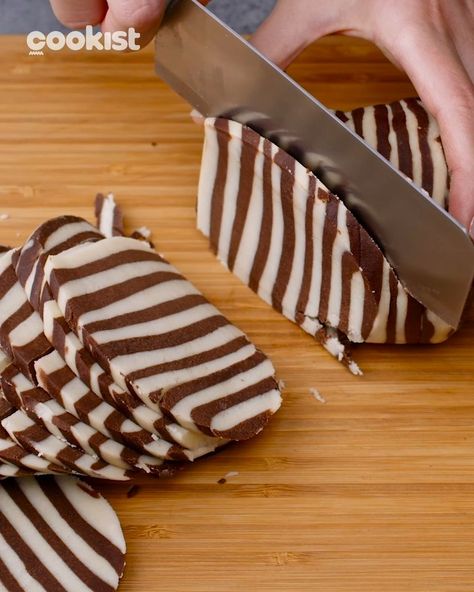 Zebra cookies: original, simple and quick to prepare! | cookie | Forget you usual cookies 😍 | By Cookist Wow Zebra Cookies, Cocoa Powder Recipes, Italian Biscuits, Cookist Wow, Banana Oatmeal Cookies, Cookie Videos, Easy Italian, Plastic Wrap, Oatmeal Cookies