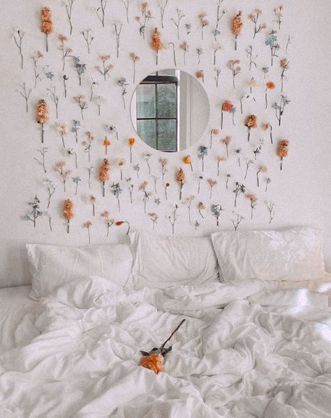 Easy Decor Ideas, Townhome Decorating, Wall Behind Bed, Bedroom Decoration Ideas, Dream Dorm, Easy Decor, Dorm Wall Decor, Yellow Room, Diy Canvas Wall Art