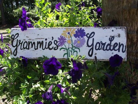 Diy Garden Signs, Garden Sign Ideas, Sign Flowers, Fall Canvas Painting, Wood Pallet Signs, Outdoor Garden Decor, Garden Markers, Plant Markers, Painted Letters