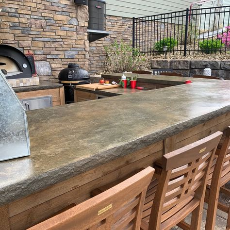 It doesn't take much to make your own outdoor kitchen area with concrete countertops. What potential does your backyard have? #zcounterform #concretecountertops #outdoorkitchen #diycountertops #diyoutdoorkitchen #diyconcrete #kitchendecor #kitchencountertops #countertops #backyard #outdoorliving Concrete Countertops For Outdoor Kitchen, Outdoor Kitchen Countertops Concrete, Concrete Counter Outdoor Kitchen, Concrete Countertops Outdoor Bar, Outdoor Kitchen Concrete Countertops, Outdoor Bbq Concrete Countertop, Kitchen Concrete Countertops, Outdoor Concrete Countertops, Concrete Countertops Outdoor Kitchen