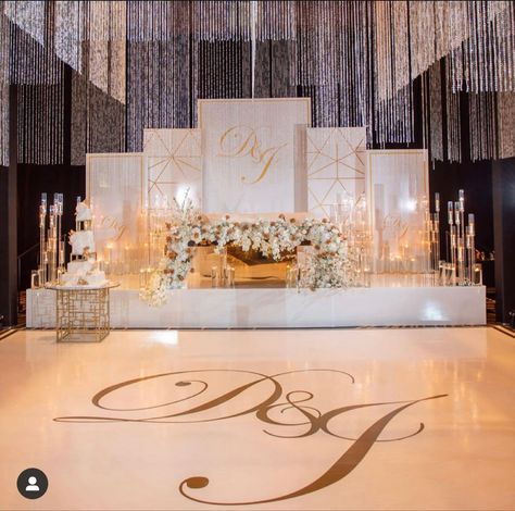 Luxury Elegant Wedding Decor, Wedding Stage Decorations 2023, Extravagant Wedding Decorations, Sofia Richie Wedding Reception, White And Gold Wedding Stage Decor, White Wedding Set Up, White And Gold Wedding Stage, Lavish Wedding Decor, Luxury Wedding Reception Decorations