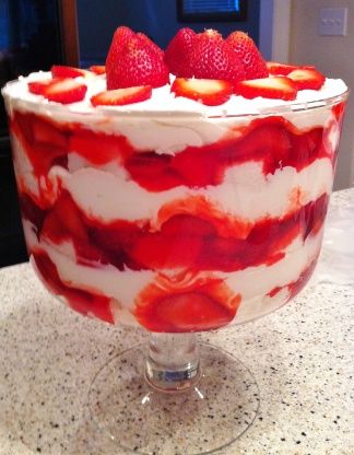 Trifle Angel Food Cake, Cream Cheese Trifle, Angel Food Cake Trifle, Pudding Recept, Trifle Bowl Recipes, Punch Bowl Cake, Strawberry Angel Food Cake, Strawberry Shortcake Trifle, Strawberry Trifle