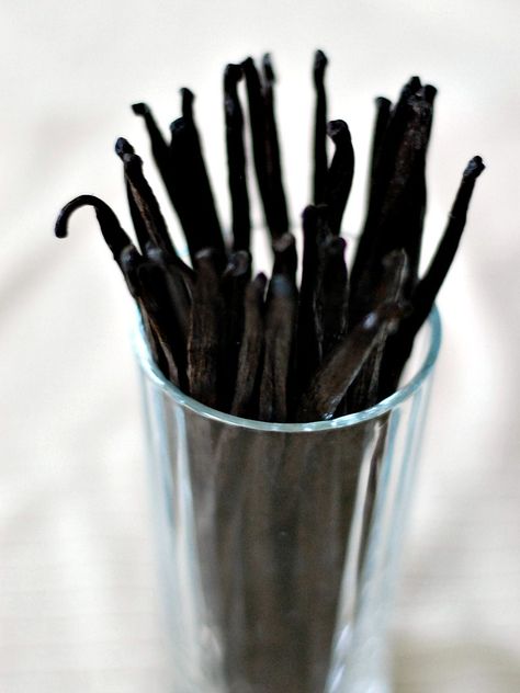 How to Use Vanilla Beans Cooking Staples, Vanilla Bean Recipes, Bountiful Baskets, Baking 101, Vanilla Beans, Homemade Vanilla, Baking Tips, Healthy Treats, Vanilla Bean