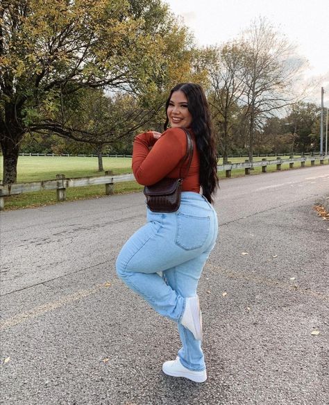 Curvy Street Style, Plus Size Posing, Plus Size Baddie Outfits, Chubby Fashion, Foto Poses, Curvy Women Jeans, Curvy Girl Outfits, Cute Poses, Curvy Outfits