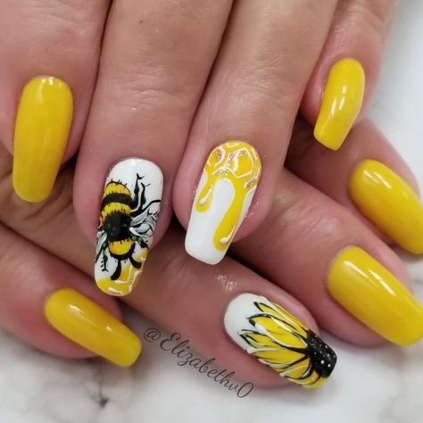 Sunflower Nails 3d, Yellow Nails With Bees, Black And Yellow Sunflower Nails, Bubble Bee Nails, Yellow Bumble Bee Nails, Bee Design Nails, Bee And Sunflower Nails, Bees Nail Art, Bee Nail Art Designs