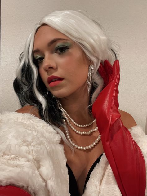 Halloween costume- Cruella Deville Easy Cruella Deville Makeup, Cruella Deville Costume Makeup, Cruella Devil Makeup, Descendants Makeup, Cruella Makeup, Cruella Deville Makeup, Cruella Deville Costume, Creative Halloween Makeup, Cruella Costume