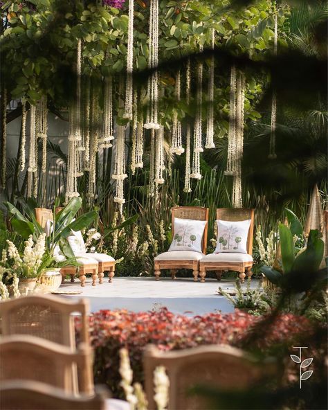 This beautiful mandap for Anahita and Karan’s wedding under their favourite Kachnaar tree in their aangan… nothing less than pure magic ✨ Shaadi Wala Ghar! Anahita + Karan Bhopal Design, Decor and Flowers @thepetiteproject_ With @shanijshabu Wedding Planning @riwaazerishte Graphics @palsh.works 📸 @shwetarane.in #shaadiwalaghar #weddingsathome #weddingdecor #weddinginspiration #weddingideas #decor #decorinspiration #decordetails #decorideas #floral #floraldesign #floraldesignersofinst... Indonesian Wedding Decoration, Tree Mandap, Indian Mandap Decor, Shaadi Wala Ghar, Wedding Under Trees, Muhurtham Decor, Tree Decor Wedding, Sharad Poornima, Indian Floral Decor