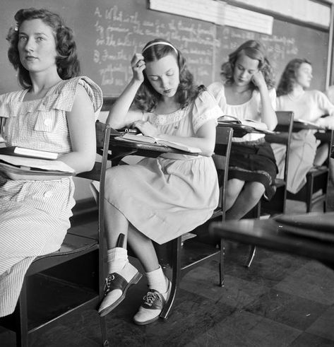 Tulsa, Oklahoma high school classroom, 1947 Twin Day, Vintage School, 1940s Fashion, Picture Collection, Mode Vintage, Vintage Photographs, Dress Code, Vintage Photography, Fashion History