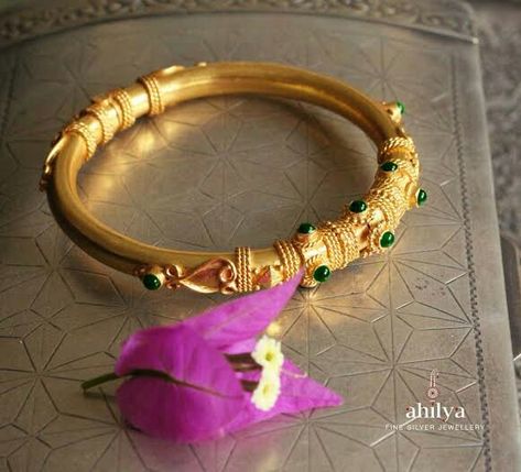 Handmade Jewellery Ideas, South Indian Temple, Gold Bangles For Women, Antique Gold Jewelry Indian, Gold Bangle Set, Gold Jewelry Simple Necklace, Indian Temple, Gold Jewelry Stores, Gold Wedding Jewelry