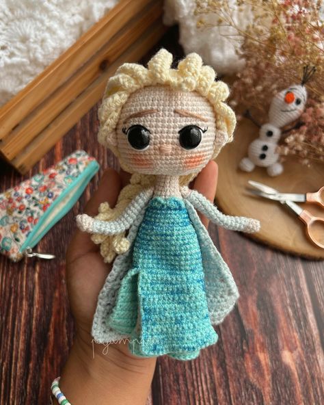 Hello!! I present to you my version of Elsa from FROZEN, the product corresponds to the PDF pattern, not the finished product. THIS PRODUCT CORRESPONDS TO THE PDF PATTERN, NOT THE FINISHED PRODUCT. PDF files with detailed knitting guide. Lots of images to help you work. The pattern is available in SPANISH/ENGLISH. Difficulty: Intermediate. The size of the amigurumi will depend on the crochet you use and the tension with which you knit. Instant Digital Download - Ready to download immediately. Yo Elsa Frozen Crochet Free Pattern, Crochet Frozen Patterns, Elsa Crochet, Elsa From Frozen, Elsa Doll, Crochet Disney, Disney Collage, Spanish English, Fun Crochet Projects