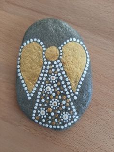 Rock Painting Angels, Angel Painted Rocks, Rock Painting Designs Simple, Christmas Pebble Art, Rock Painting Tutorial, Mandala Painted Rocks, Diy Rock Art, Painted Rock Animals, Mandala Rock Art